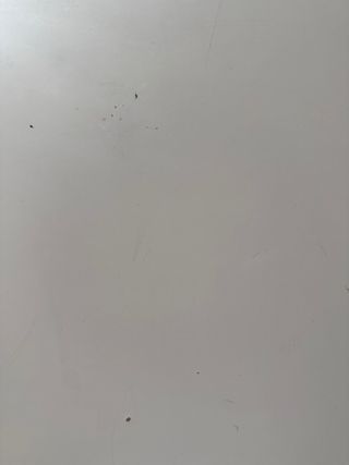 Mesa escritorio con cajones blanca y madera