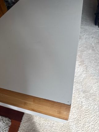 Mesa escritorio con cajones blanca y madera