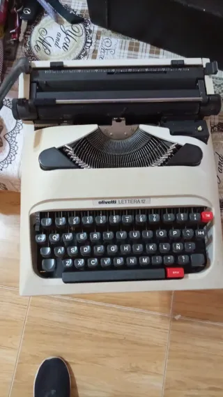 Máquina de escribir Olivetti Lettera 12