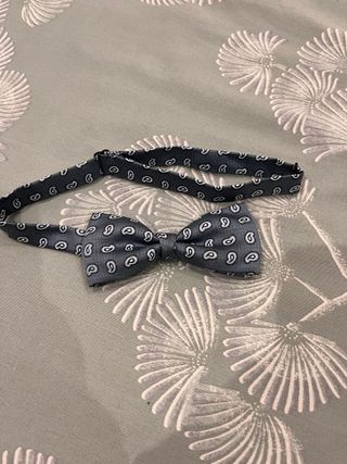 Pajarita azul y blanca con estampado