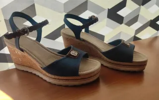 Sandalias cuña azul y marrón