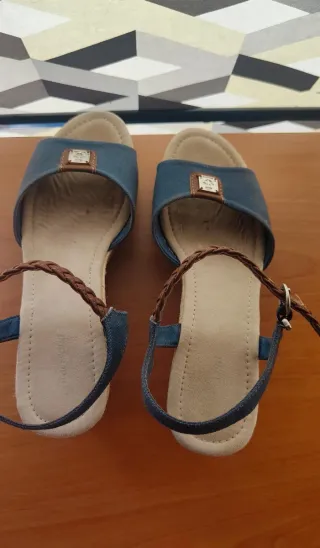 Sandalias cuña azul y marrón