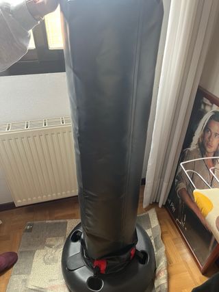 Saco de boxeo negro y rojo sin usar