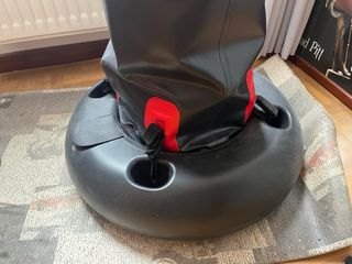 Saco de boxeo negro y rojo sin usar