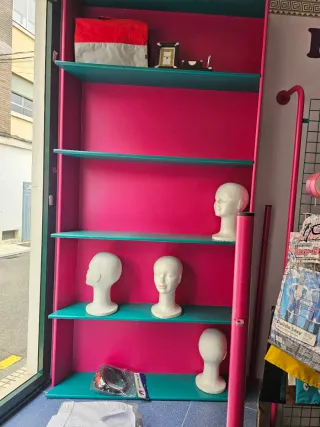Estantería de tienda rosa y turquesa