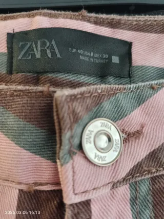 Pantalón Zara rayas marrones y rosas.