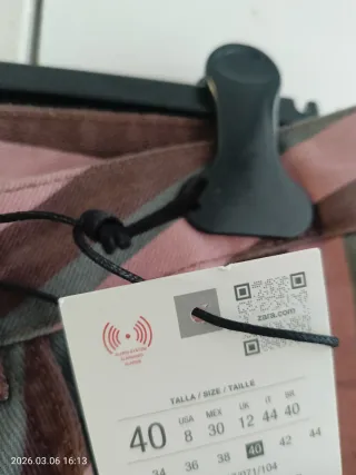 Pantalón Zara rayas marrones y rosas.