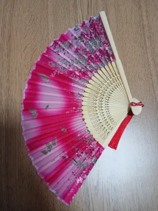 Abanico rosa con flores y borla roja