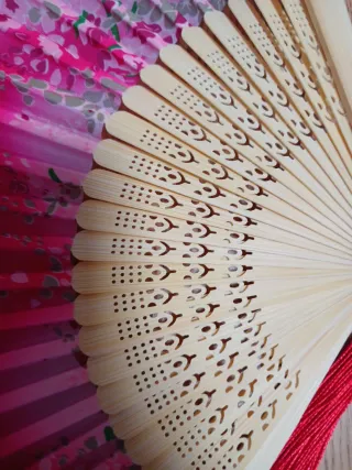 Abanico rosa con flores y borla roja