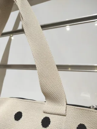 Bolso grande lunares beige y negro con cremallera