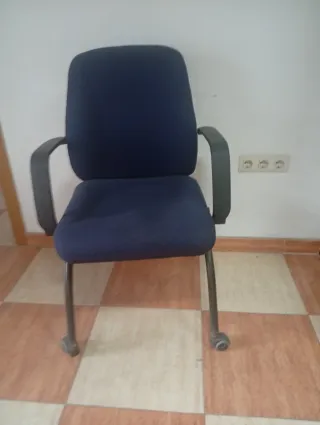 Silla de oficina azul con ruedas