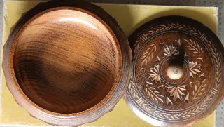 Caja de madera tallada a mano vintage