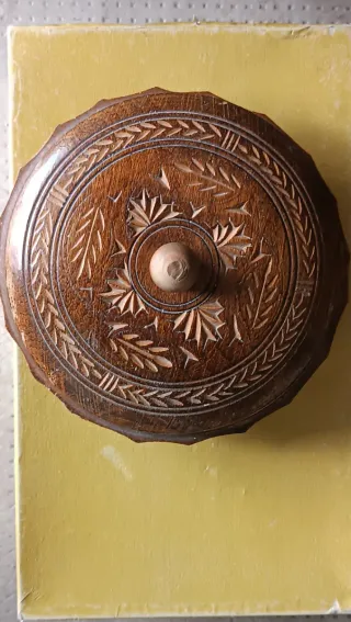 Caja de madera tallada a mano vintage