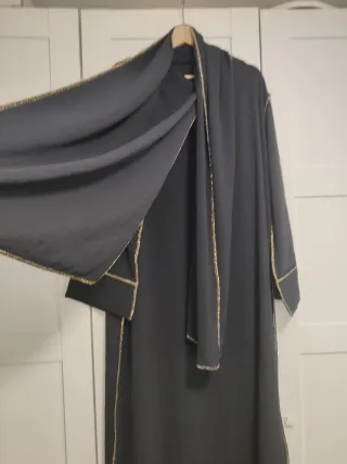 Vestido de rezo negro con detalles dorados