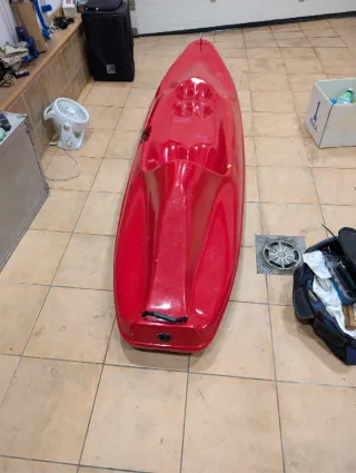 Kayak de fibra con respaldo integrado muy cómodo