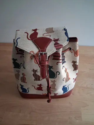 Bolso de tela con estampado de gatos.