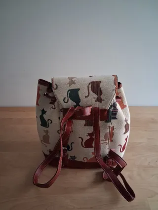 Bolso de tela con estampado de gatos.