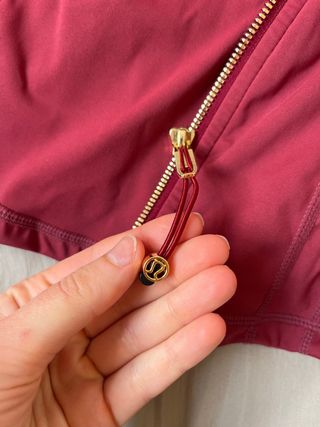 Chaqueta deportiva Lululemon roja ajustada