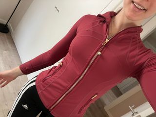 Chaqueta deportiva Lululemon roja ajustada