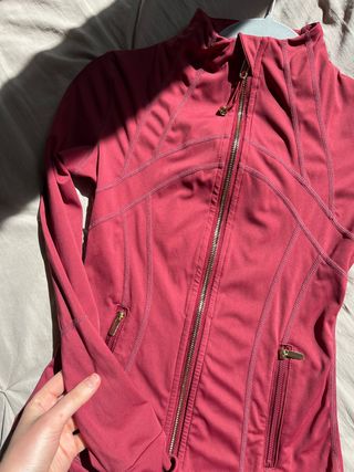 Chaqueta deportiva Lululemon roja ajustada