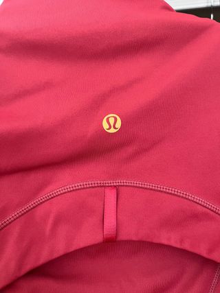 Chaqueta deportiva Lululemon roja ajustada