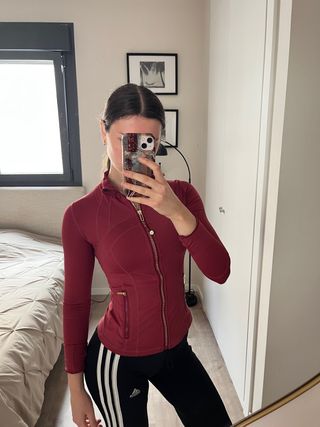 Chaqueta deportiva Lululemon roja ajustada