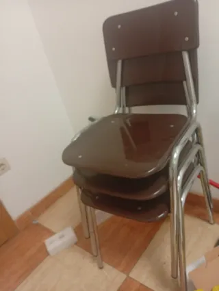 Sillas apilables marrones y plateadas