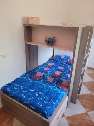 Cama tren rosa, blanco y madera