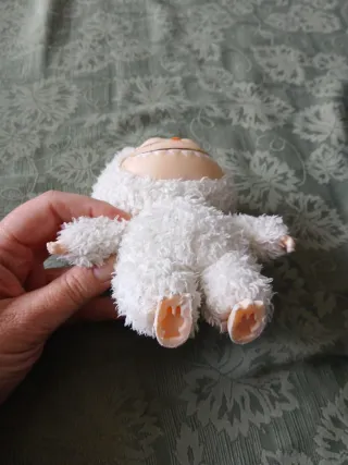 Labubu peluche blanco con orejas