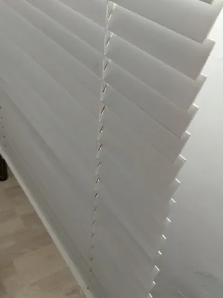 Persiana de madera blanca