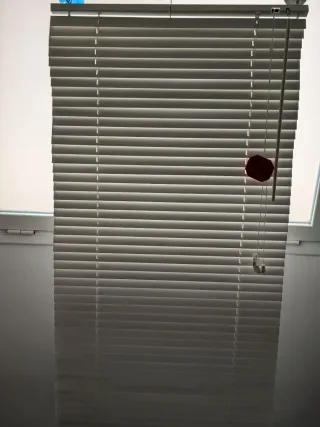 Persiana de madera blanca