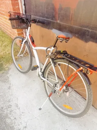 Bicicleta urbana plateada con cesta