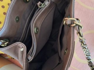 Borsa marrone con tracolla a catena