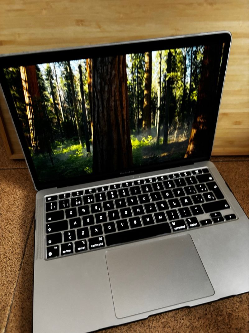 Macbook Air M1 (2020) 13” 256GB SDD, 8 GB RAM