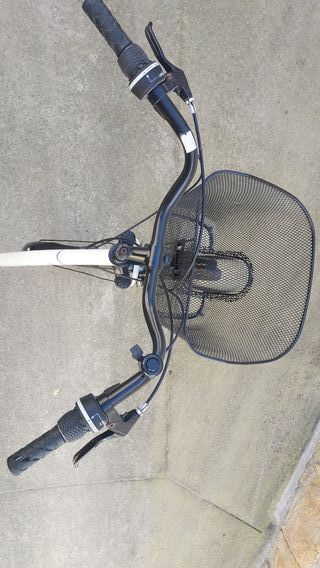 Bicicleta de paseo blanca con cesta