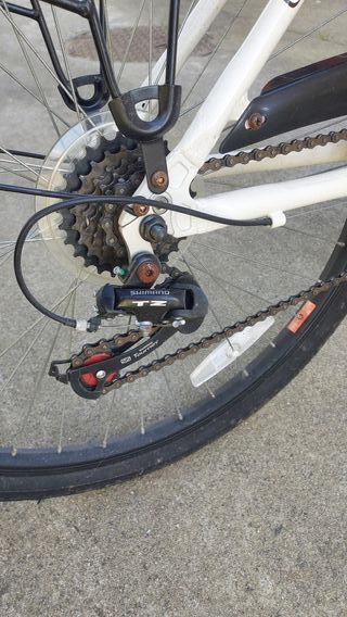 Bicicleta de paseo blanca con cesta