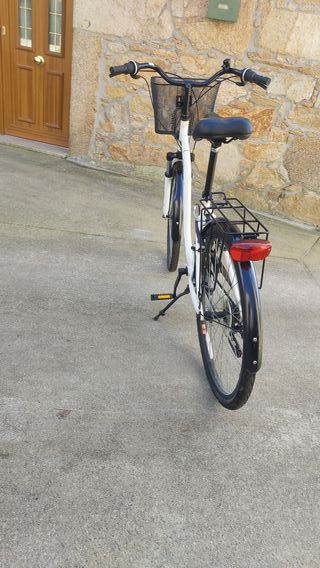 Bicicleta de paseo blanca con cesta