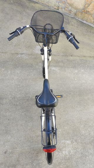 Bicicleta de paseo blanca con cesta