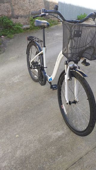 Bicicleta de paseo blanca con cesta