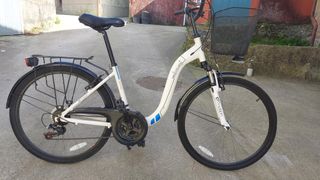 Bicicleta de paseo blanca con cesta