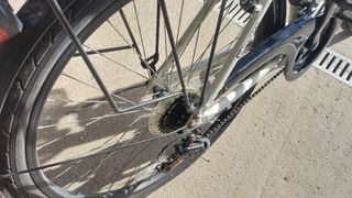 Bicicleta de paseo blanca con cesta