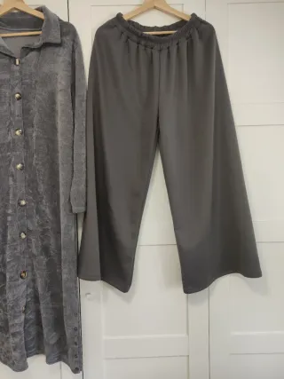 Conjunto de ropa gris y blanco