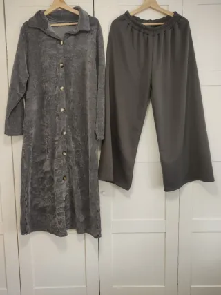 Conjunto de ropa gris y blanco