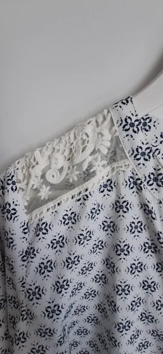 Blusa estampada con encaje