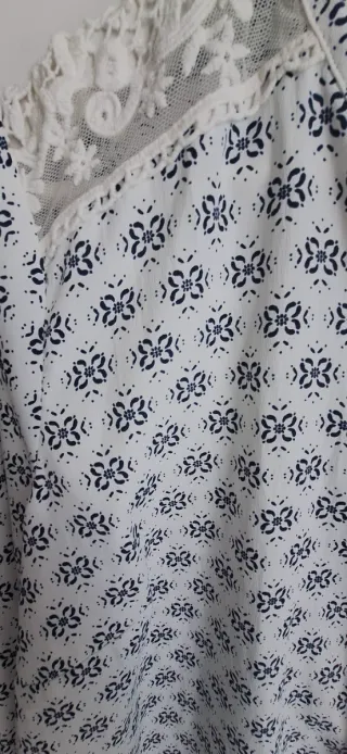 Blusa estampada con encaje