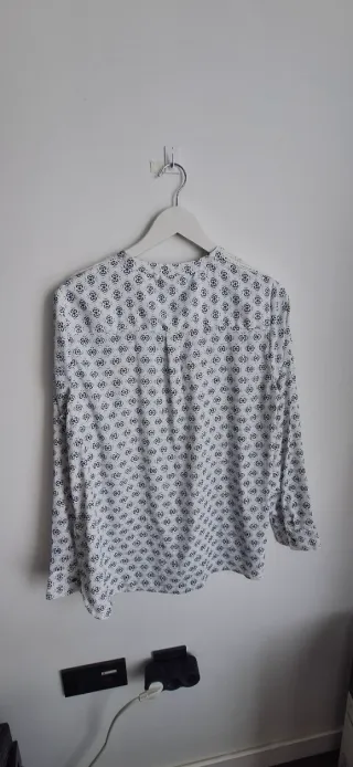 Blusa estampada con encaje
