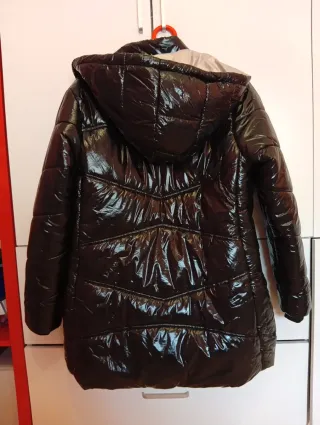 Abrigo negro brillante con detalles