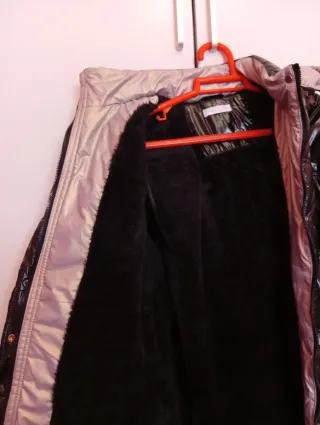 Abrigo negro brillante con detalles