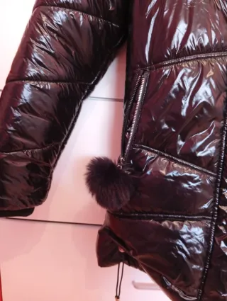 Abrigo negro brillante con detalles