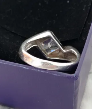 Solitario con circonita cúbica.